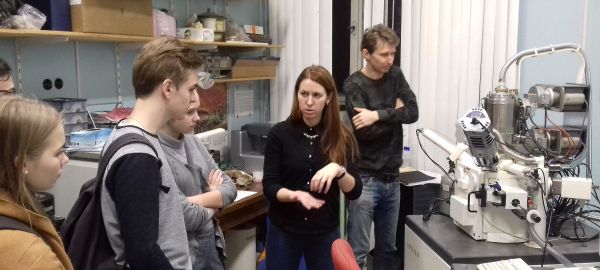  Аспирантка ФНМ Н.Шлёнская рассказывает школьникам о принципе работы сканирующего электронного микроскопа