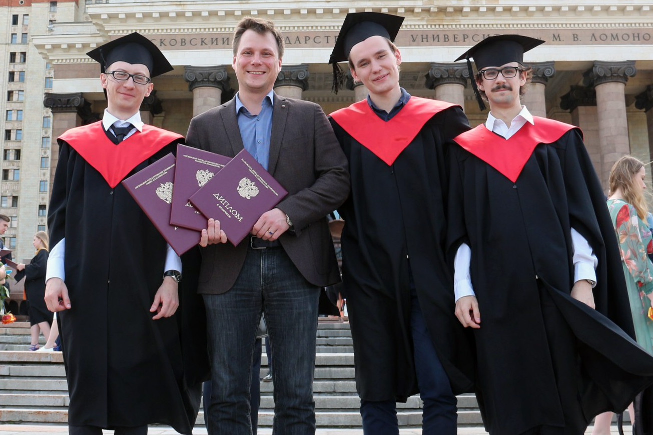 Заведующий лабораторией А.Б. Тарасов с тремя выпускниками: Алексеем Гришко, Николаем Беличем и Андреем Петровым
