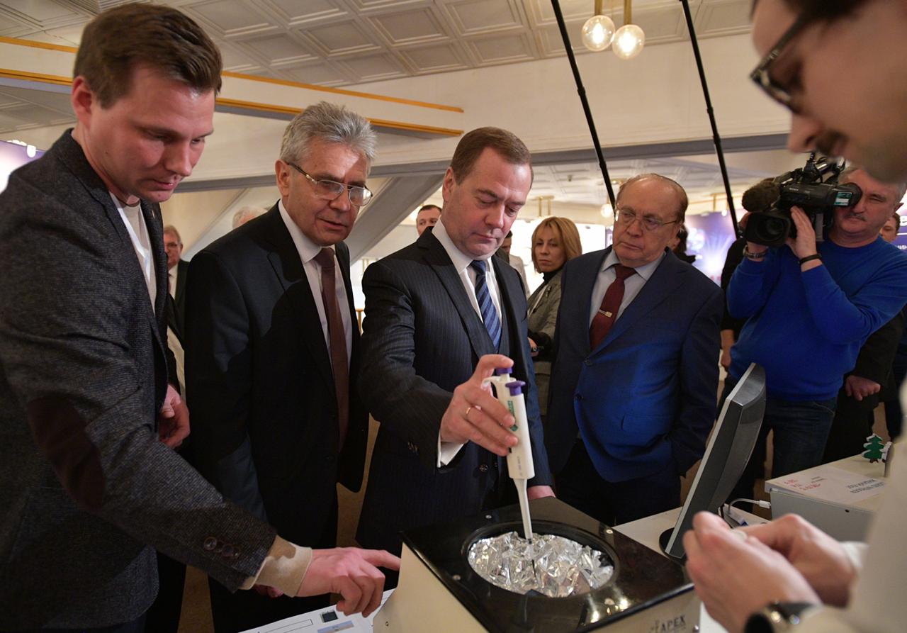 Д.А. Медведев получает плёнку перовскита по разработанной в лаборатории технологии